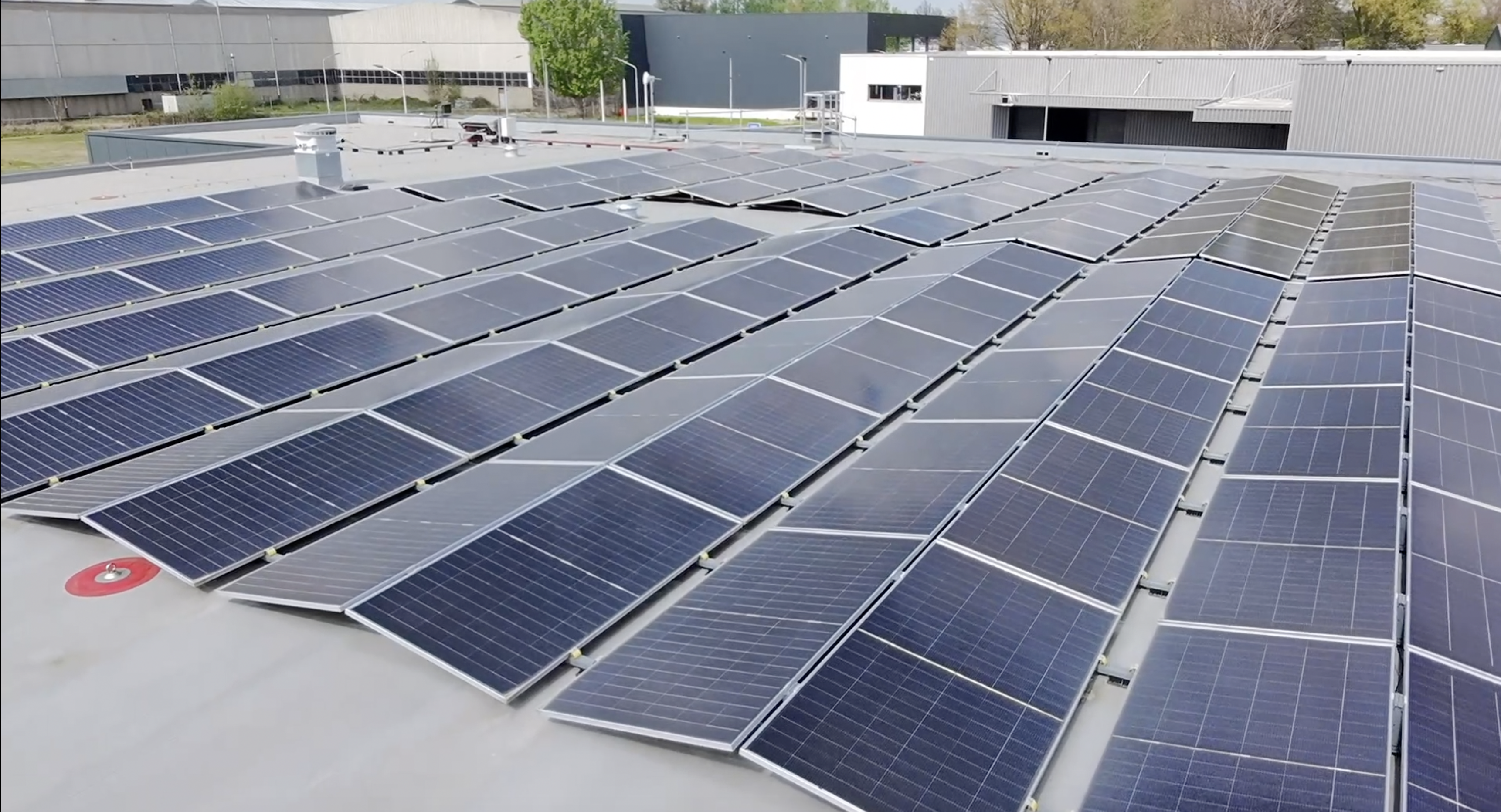 Zonnepanelen op het dak van Verzendsimpel